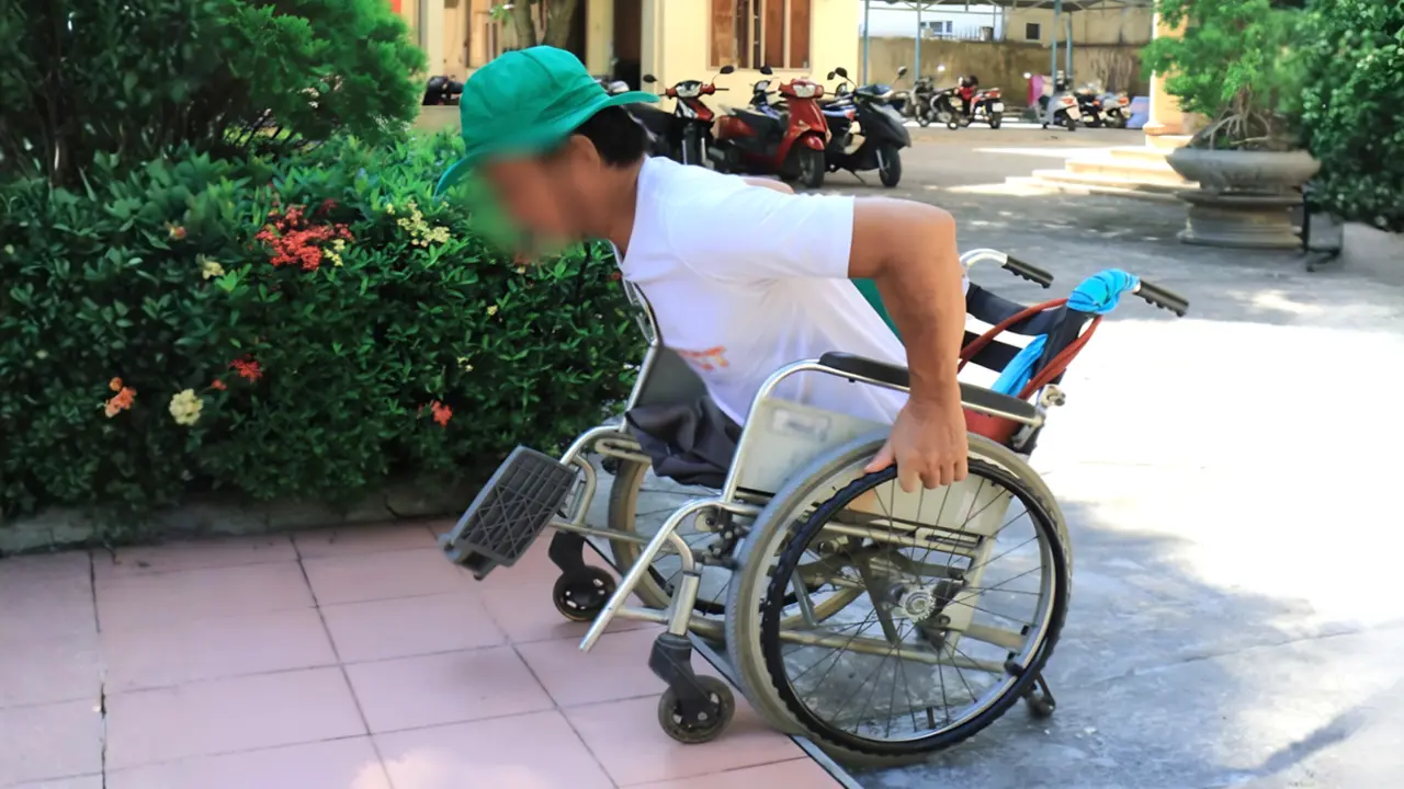 1 tấc thềm thôi cũng là 'bức tường', xây công trình sao nỡ quên người khuyết tật