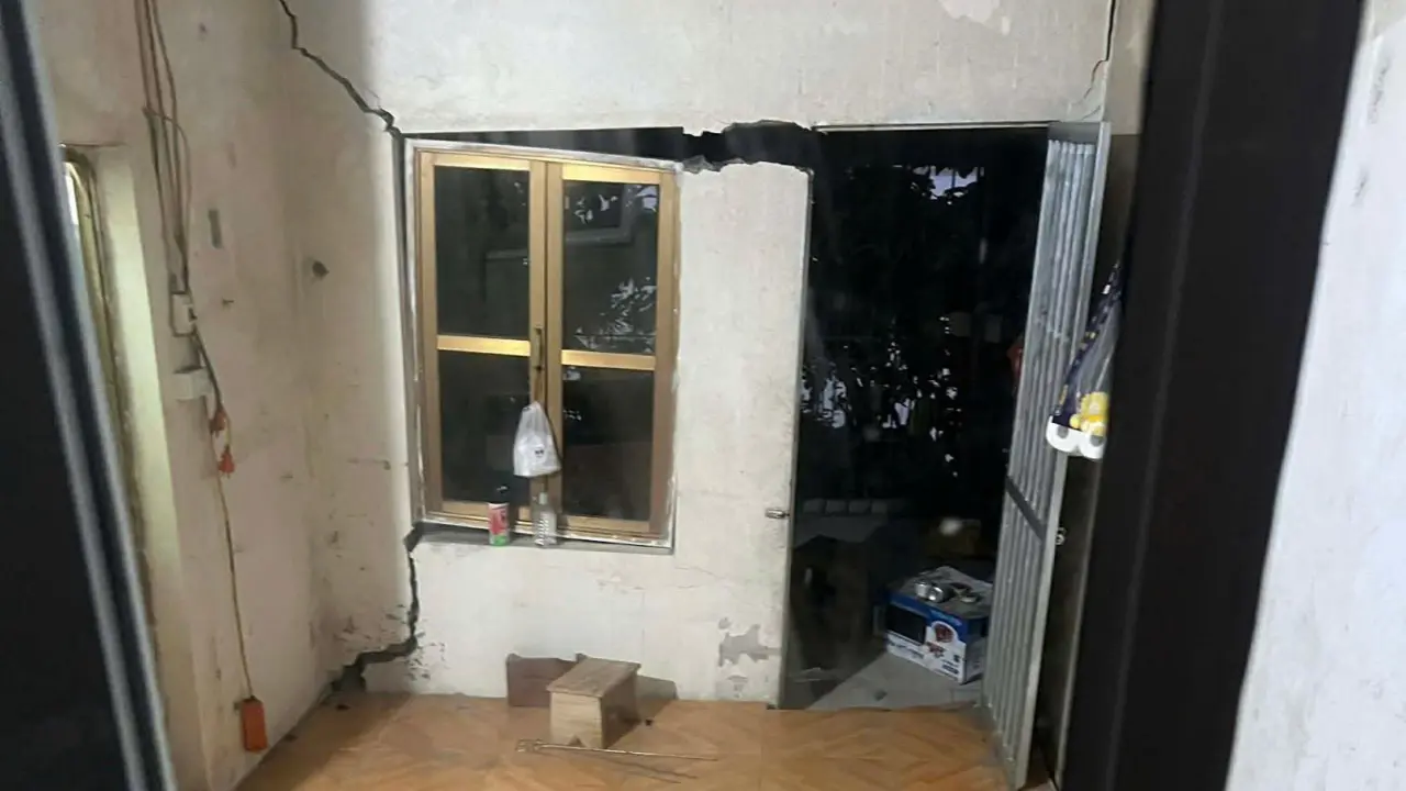11 nhà dân nguy cơ sụt xuống sông Hồng