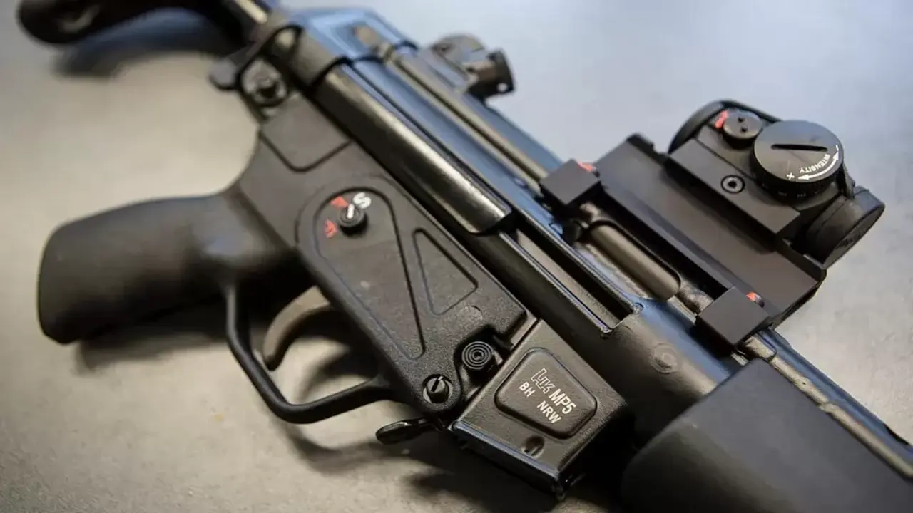 5 cảnh vệ mất việc vì 'quên' túi đựng đầy súng trước cửa nhà thị trưởng