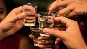 Bác sĩ cảnh báo 'ly rượu rẻ' giết người âm thầm