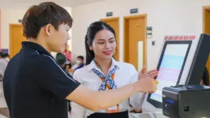 Bị đòi truy thu bảo hiểm y tế, dọa không trả lương khi làm thêm: Sinh viên phải làm gì?