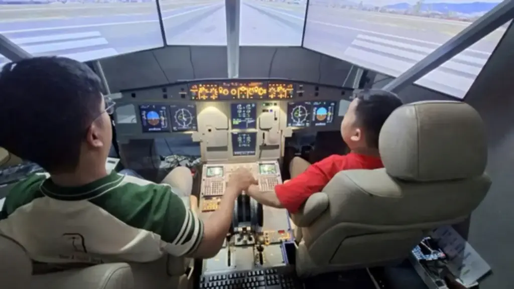 Cận cảnh buồng lái máy bay Airbus 320 ở Phú Nhuận đã có 3.000 người thử