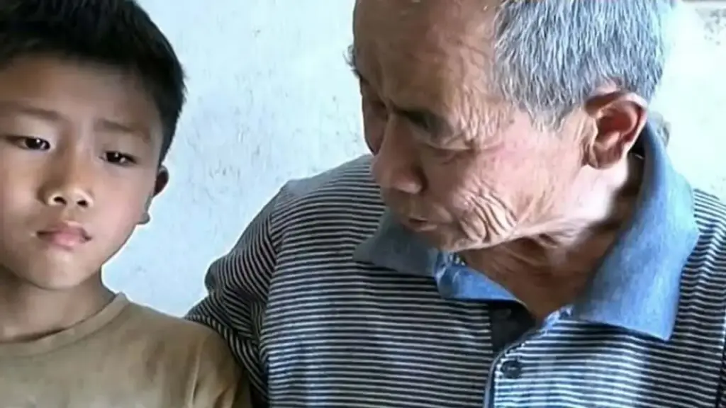 Cậu bé mồ côi nhường thịt cho ông lay động triệu người