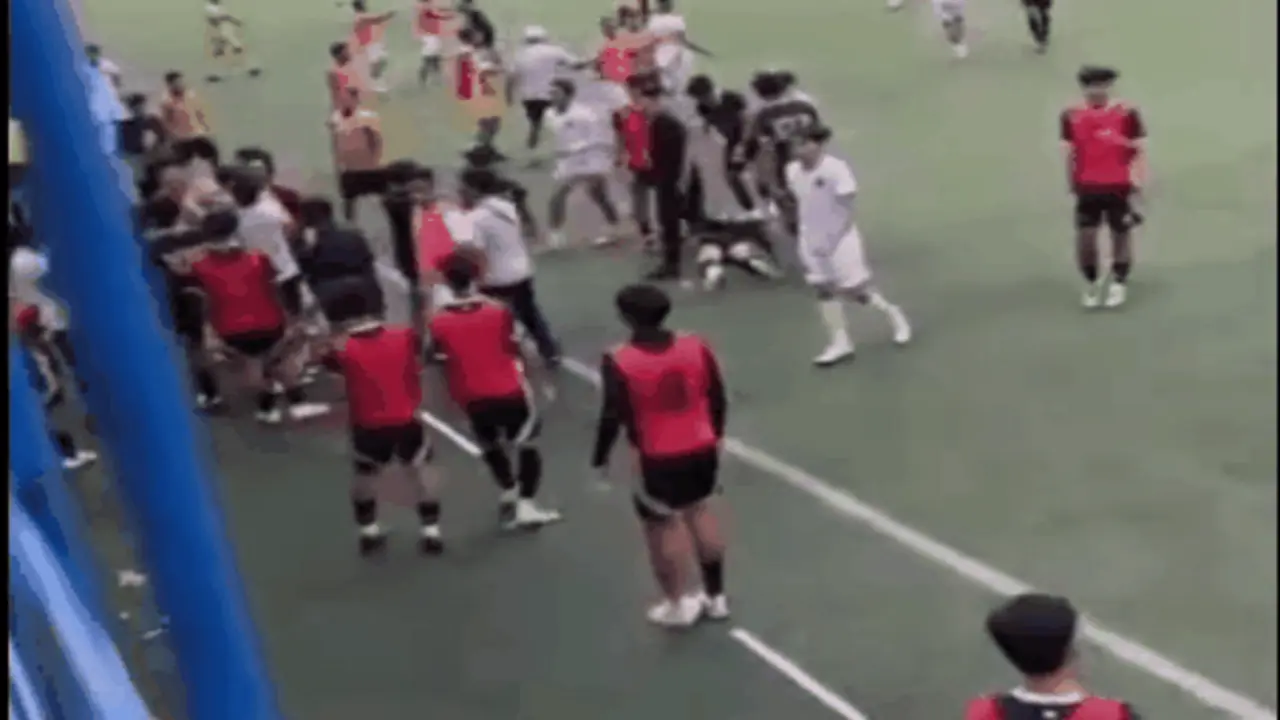 Cầu thủ trẻ Indonesia đá kungfu vào lưng đối phương
