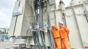 Chiếc đèn treo ngược và nỗi sợ 'hút người' của bà