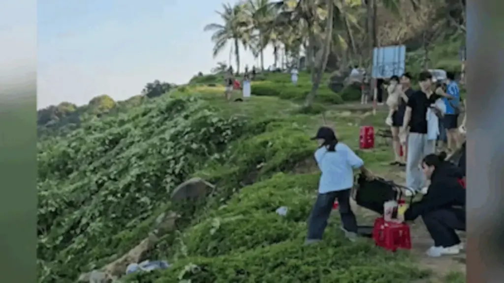 Chủ quán cà phê quăng bàn ghế xuống vực Sơn Trà