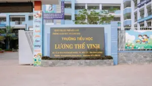 Cô giáo phạt học sinh tự dùng kim tiêm chích vào tay