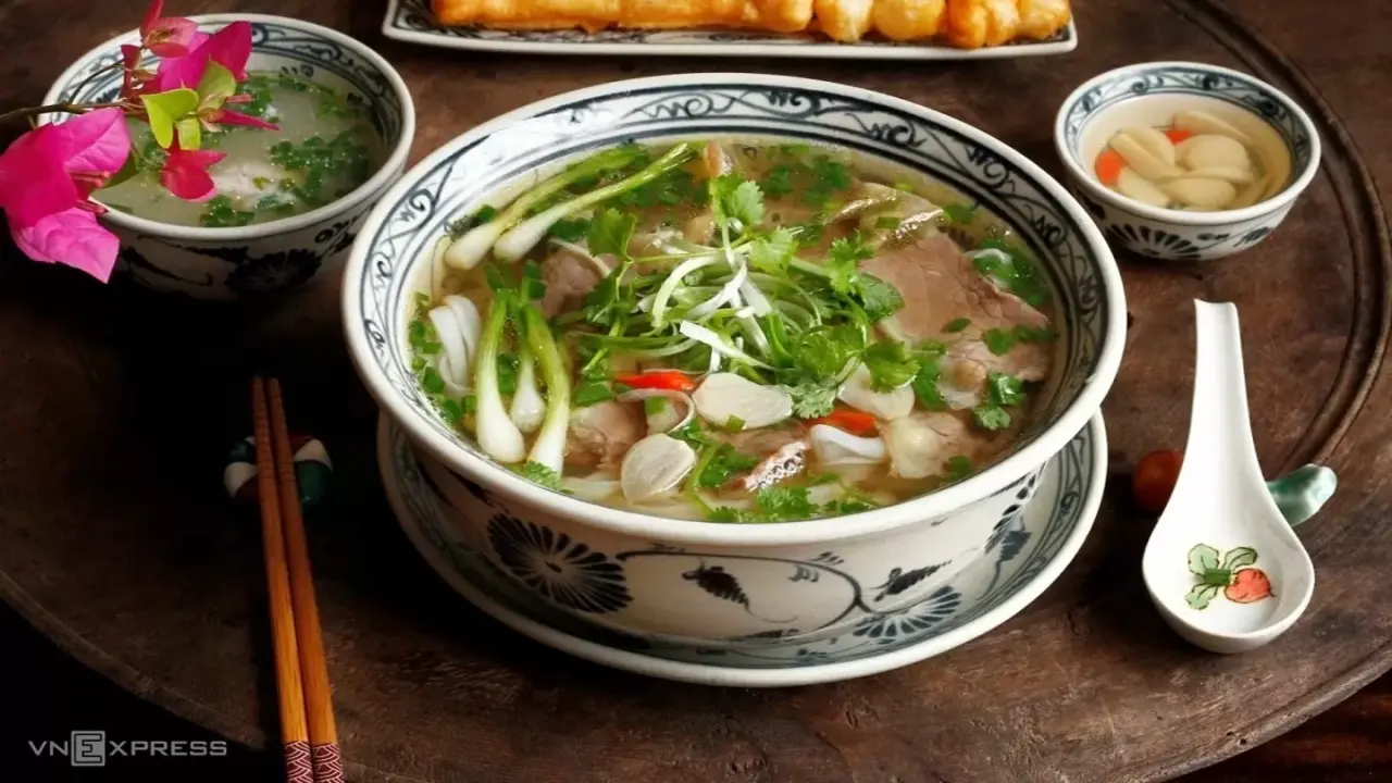 Có nên húp cạn nước phở?