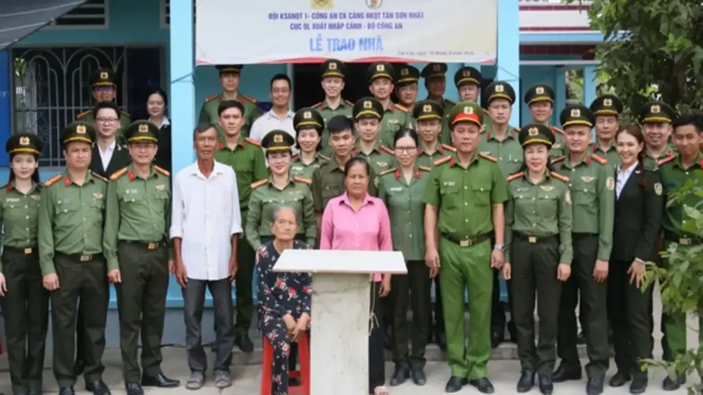 Công an Tân Sơn Nhất hỗ trợ xây nhà cho lực lượng bảo vệ an ninh cơ sở