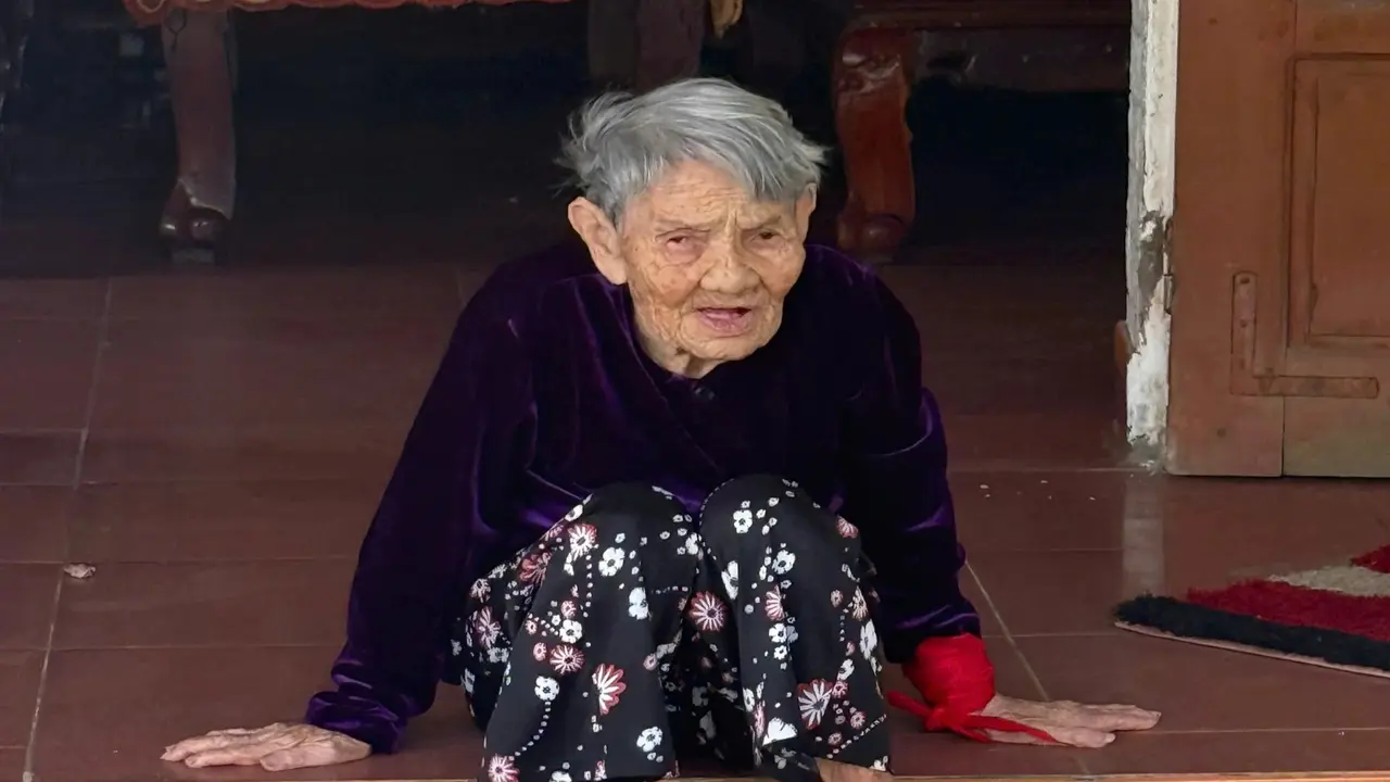 Cụ bà 92 tuổi đánh chết con rắn sau khi bị cắn vào tay