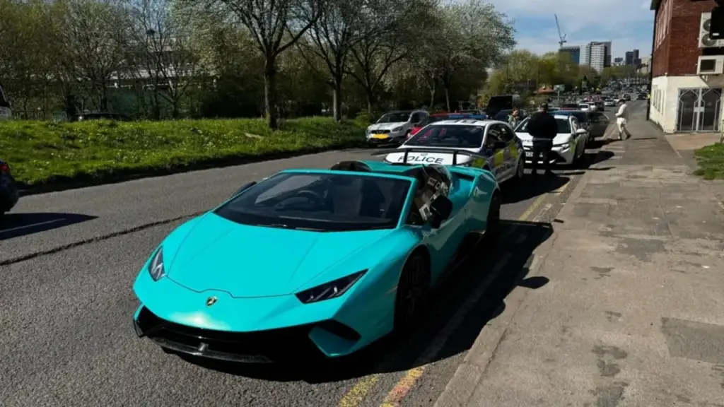 Cứ ngỡ đi siêu xe hàng chục tỉ đến đám cưới rất ngầu, tài xế nhận cái kết 'dở khóc dở cười'