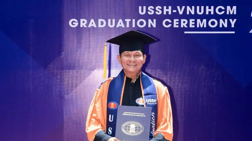 Cử nhân U70 tốt nghiệp sau những ca học tiếng Anh lúc 0h