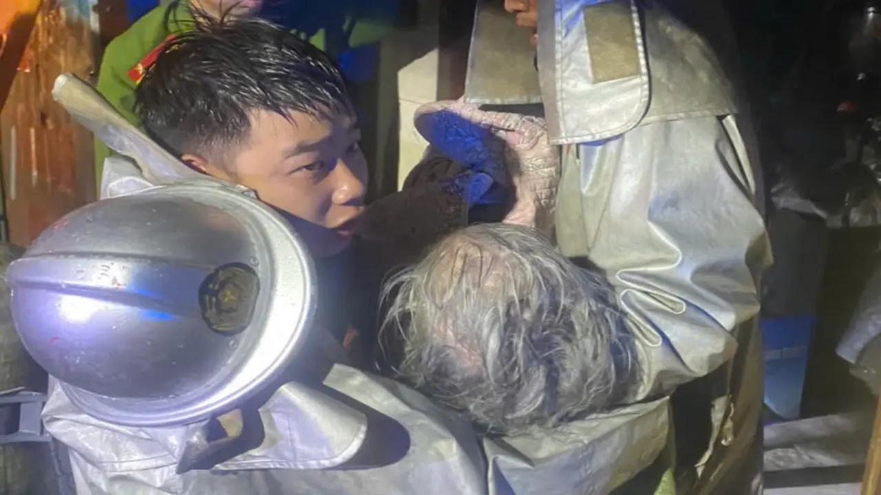 Cứu 2 người mắc kẹt trong đám cháy nhà dân lúc rạng sáng