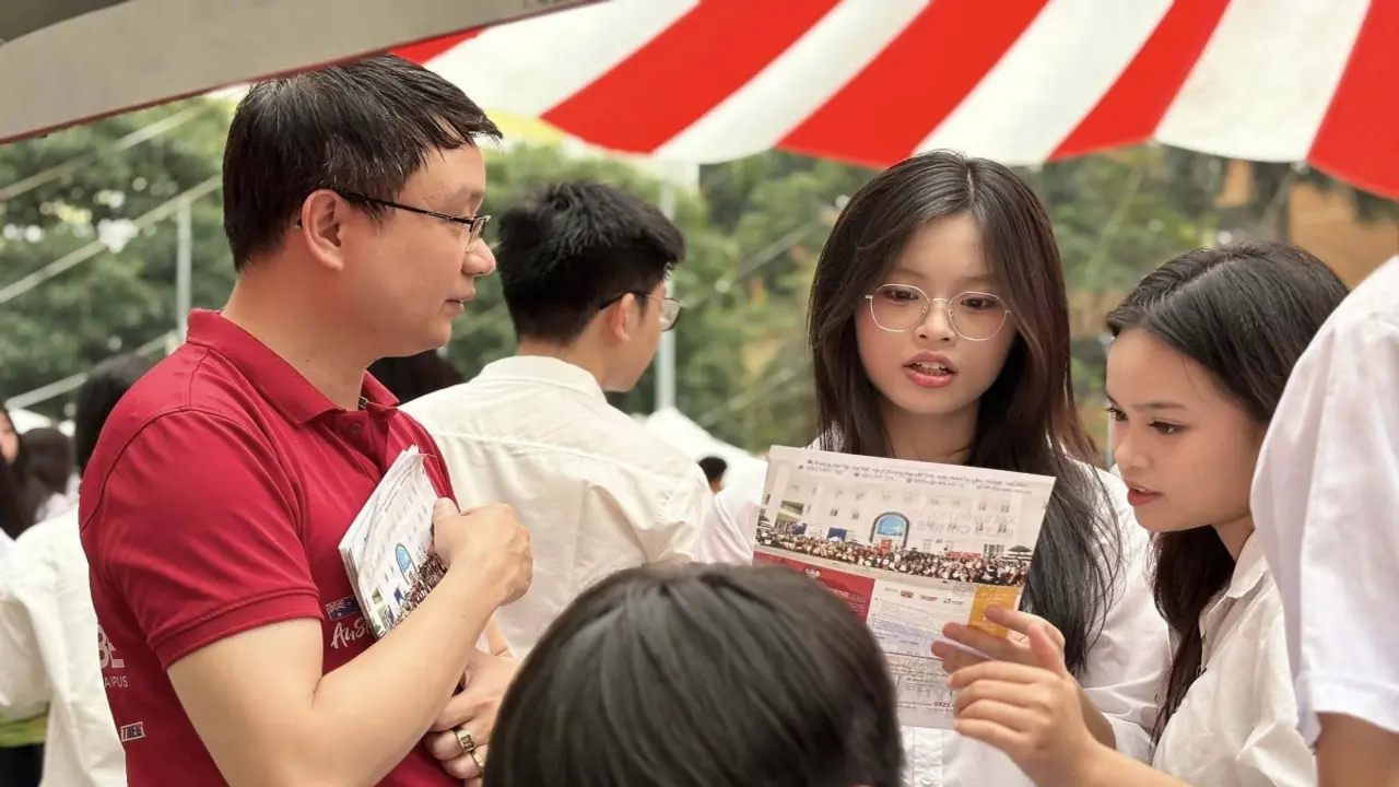 Đại học Hà Nội cộng điểm khuyến khích với học sinh chuyên, 6.0 IELTS trở lên