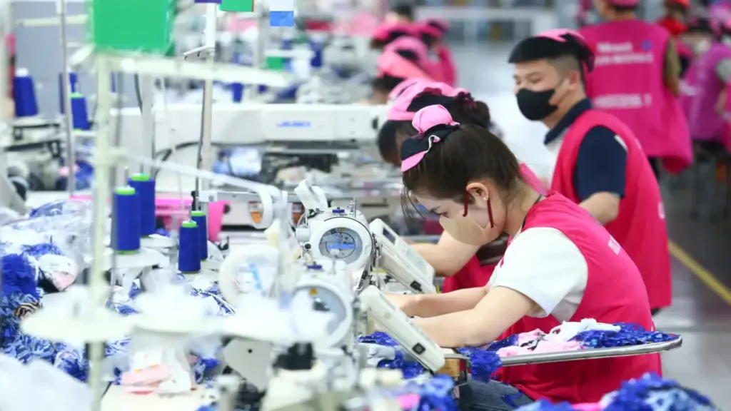 Đề xuất giảm tuổi hưu, tăng lương tối thiểu vùng