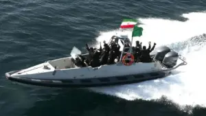 Đội xuồng Iran có thể thách thức hải quân Mỹ ở eo biển Hormuz