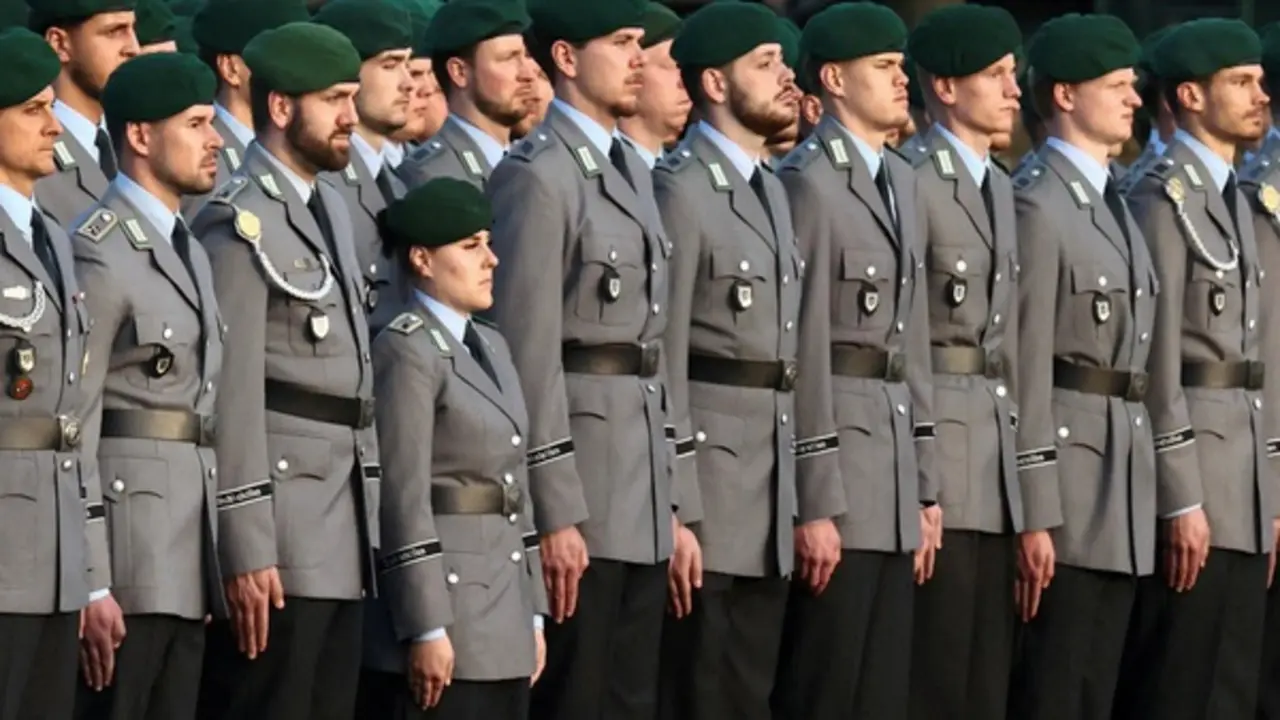 Đức làm rõ quy định đi nước ngoài đối với nam giới độ tuổi chiến đấu