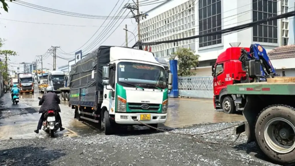 Đường vào cảng Tân Thuận xuống cấp, TP.HCM yêu cầu sửa gấp