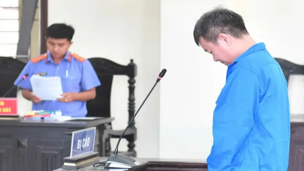 Ghen tuông nên vợ đòi ly hôn, chồng đâm vợ đến gãy cán dao, lãnh 8 năm tù