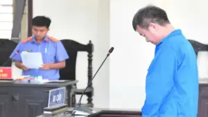 Ghen tuông nên vợ đòi ly hôn, chồng đâm vợ đến gãy cán dao, lãnh 8 năm tù