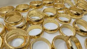 Giá vàng nhích tăng, cao hơn thế giới gần 19 triệu đồng/lượng