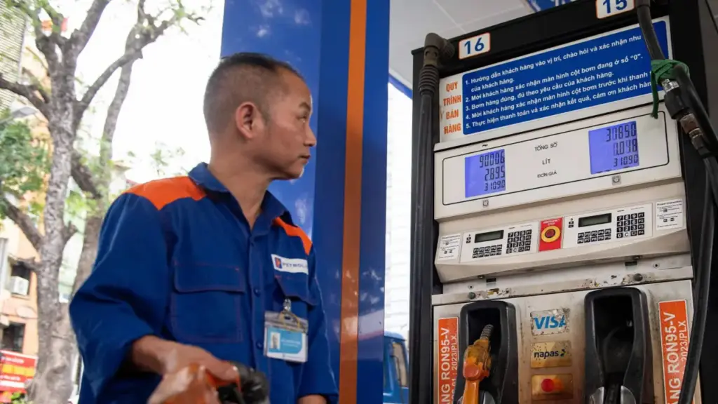 Giá xăng giảm về dưới 23.000 đồng một lít