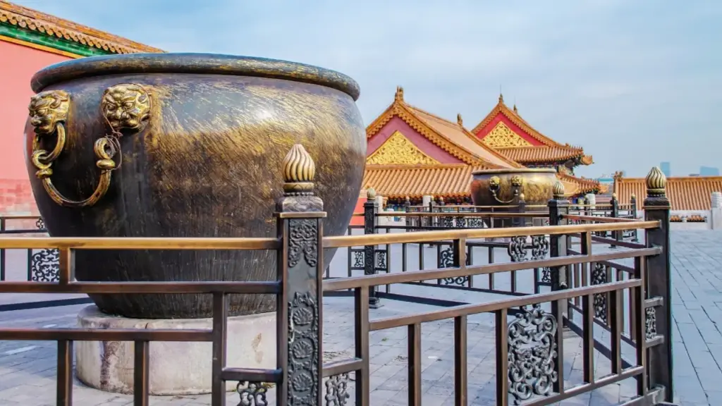 Giải mã 233 chum nước trong Tử Cấm Thành