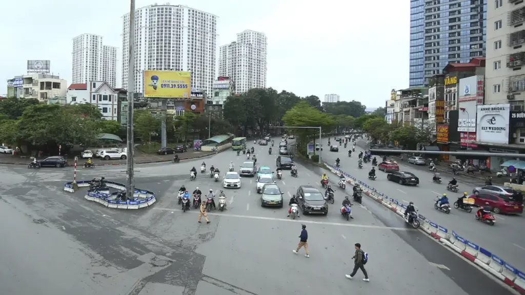 Giao thông nội đô Hà Nội 'dễ thở' sau lệnh cấm xe tải