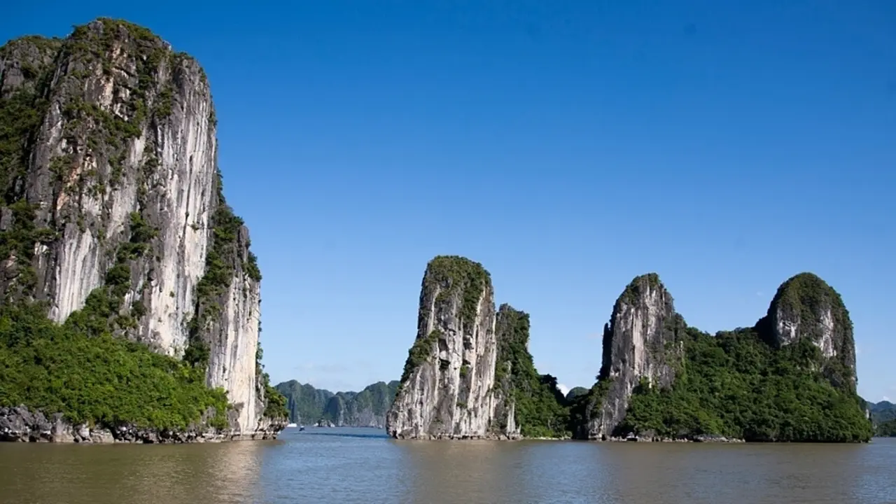 Giới hạn tàu du lịch trên vịnh Hạ Long để tránh quá tải