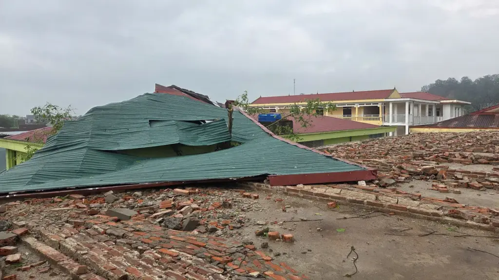 Giông lốc kèm mưa đá cuốn bay mái tôn trường học ở Thanh Hóa