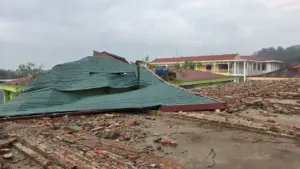 Giông lốc kèm mưa đá cuốn bay mái tôn trường học ở Thanh Hóa
