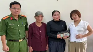 Hai mẹ con nhặt được túi xách chứa nhiều tiền liền báo công an tìm người trả lại
