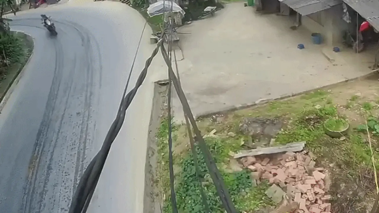 Hai người nước ngoài vào cua ngã trước đầu xe tải