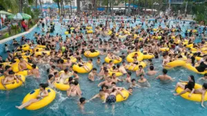 Hàng nghìn người đổ về công viên nước Hồ Tây ngày đầu mở cửa