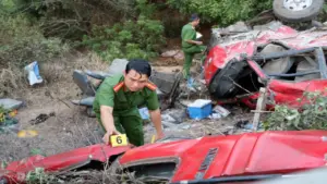 Hiện trường xe khách 28 chỗ rơi xuống vực khiến 4 người chết