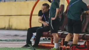 HLV Popov vứt thẻ, ném chai nước vì cay trọng tài ở trận gặp Thanh Hóa