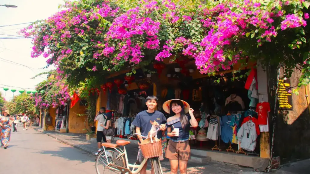 Hoa giấy nhuộm sắc phố cổ Hội An, du khách mê mẩn check-in