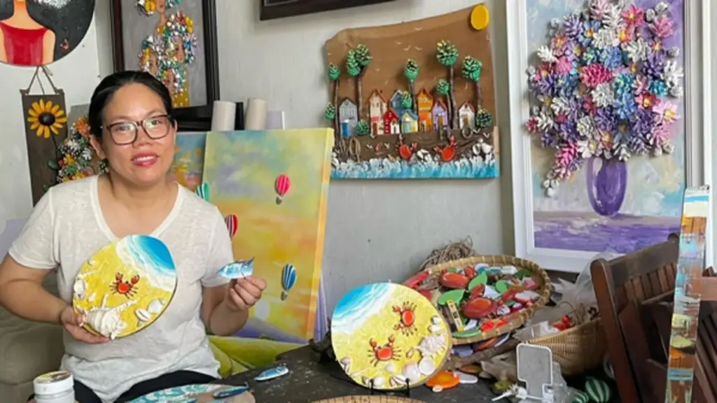 Họa sĩ 'vẽ' bằng quả khô, vỏ ốc, cành cây