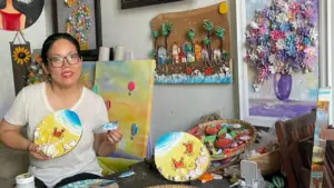Họa sĩ 'vẽ' bằng quả khô, vỏ ốc, cành cây