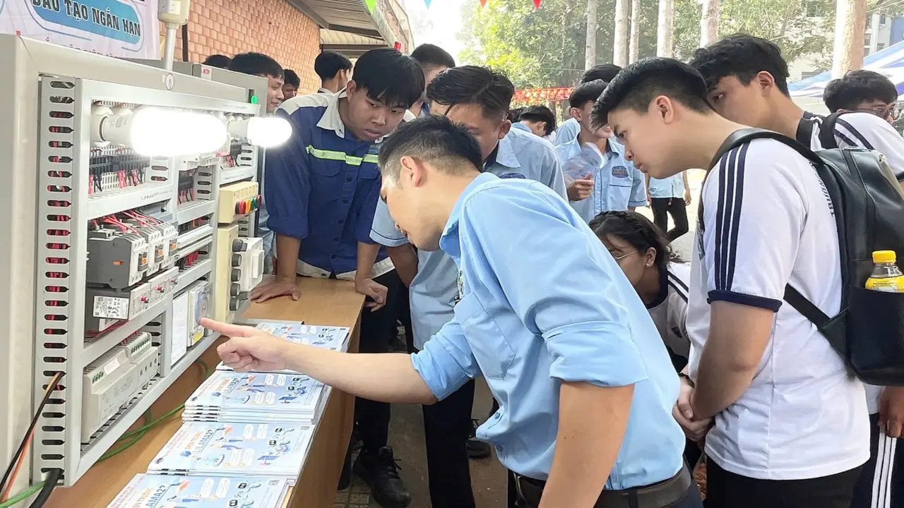 Học cao đẳng: Cơ hội việc làm và lộ trình liên thông đại học ra sao?