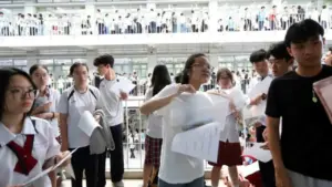 Học liệu ôn thi bùng nổ: Lối đi nào cho người học ?