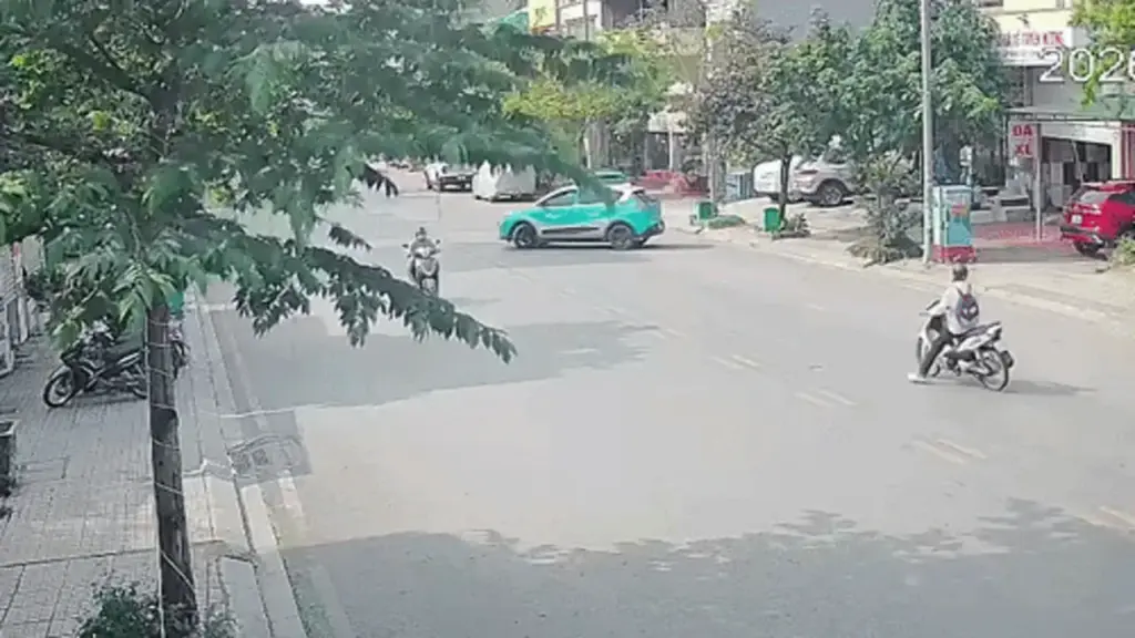Học sinh phóng xe máy đâm sầm vào ôtô đang quay đầu