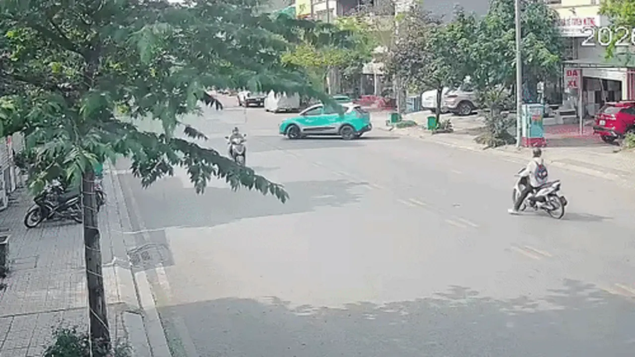 Học sinh phóng xe máy đâm sầm vào ôtô đang quay đầu