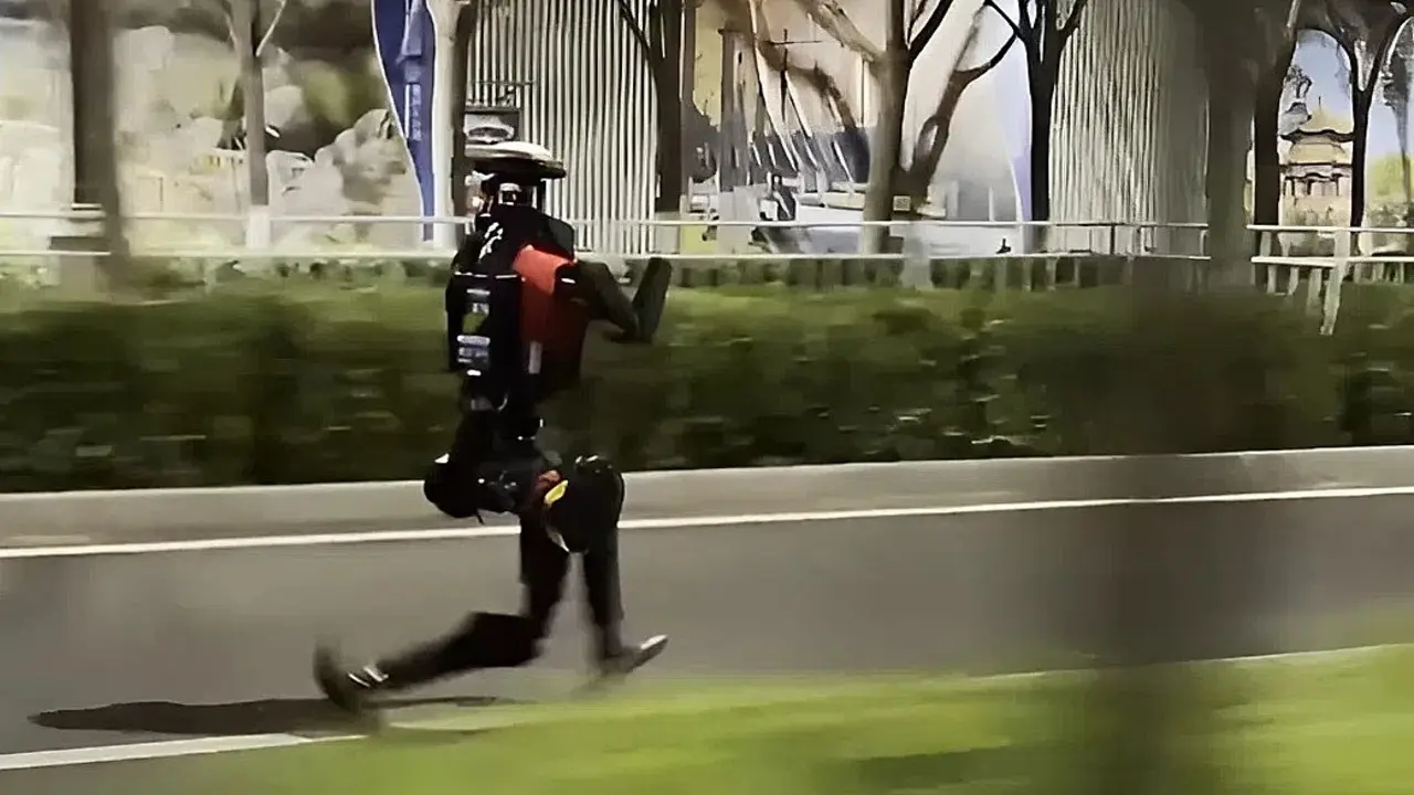 Hơn 300 robot hình người thi chạy bán marathon tại Trung Quốc