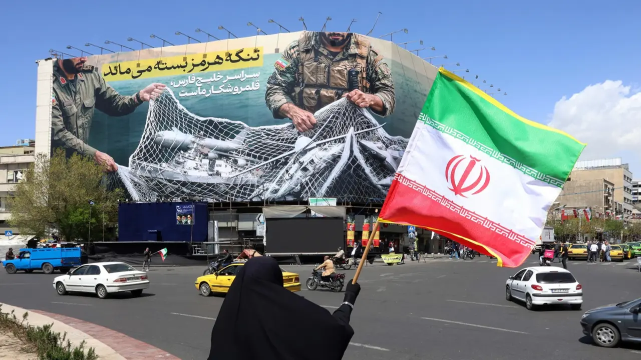 Iran cảnh báo ông Trump: Đầu hàng hoặc về 'thời kỳ đồ đá'