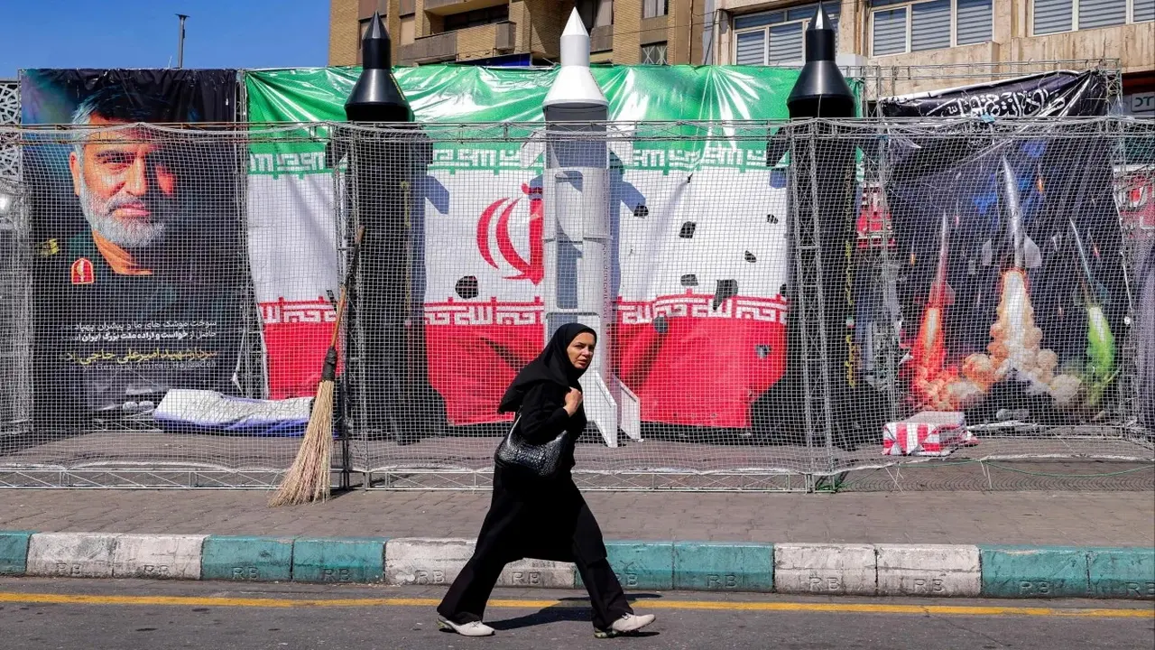 Iran lập 'hàng rào người' bảo vệ nhà máy điện, dừng tàu hỏa trước đe dọa của Mỹ - Israel