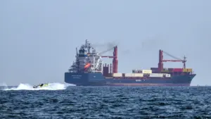 Iran nã pháo vào tàu container gần eo biển Hormuz
