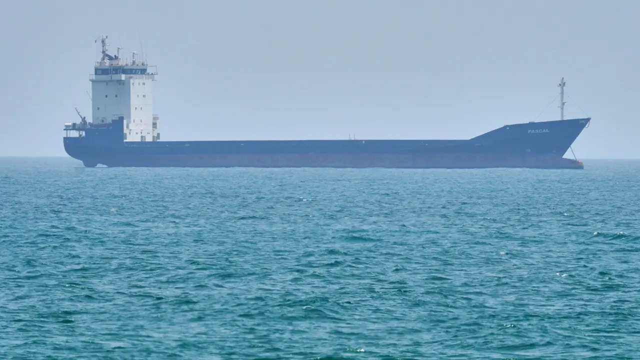 Iran tuyên bố bắt giữ 2 tàu cố vượt qua eo biển Hormuz