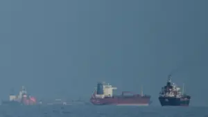Iran tuyên bố mở lại eo biển Hormuz, ông Trump cảm ơn