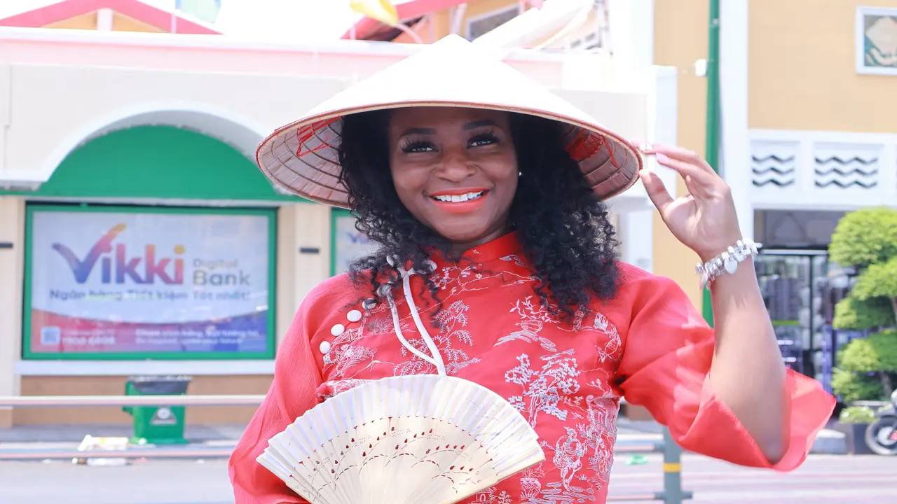 Khách Mỹ làm nail, ăn phở ở Việt Nam, nói "trải nghiệm đẹp như mơ"